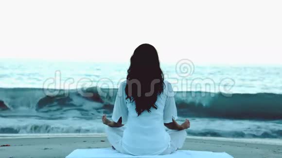 女人在海边练习瑜伽视频的预览图