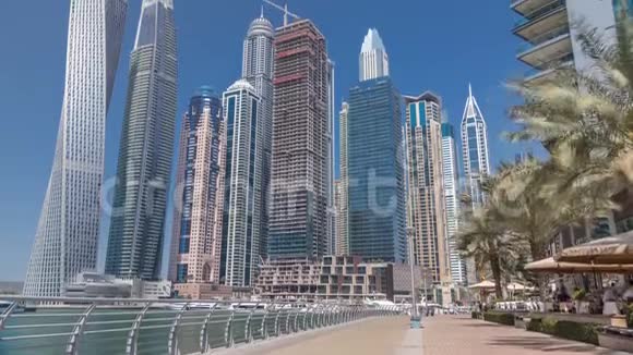 现代化摩天大楼和迪拜游艇的全景阿联酋码头视频的预览图