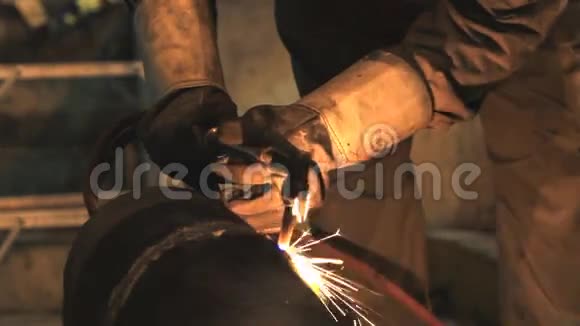 工业工人切割钢材视频的预览图
