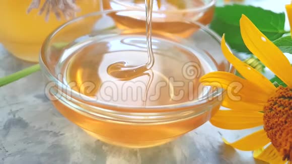 新鲜蜂蜜金盏花天然甜点茶点健康美味视频的预览图