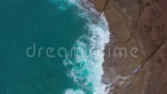 大西洋沙漠石质海岸的俯视图特内里费岛海岸空中无人驾驶飞机的海上镜头视频的预览图