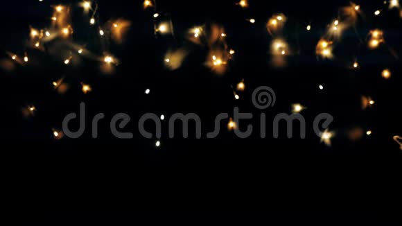 圣诞树花环像夜空一样闪闪发光月亮很快就会升起视频的预览图