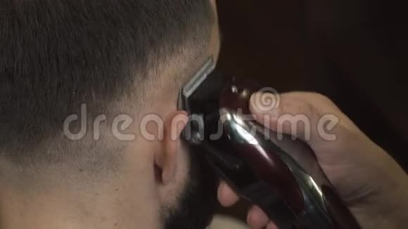 理发师在理发店里剃头发视频的预览图