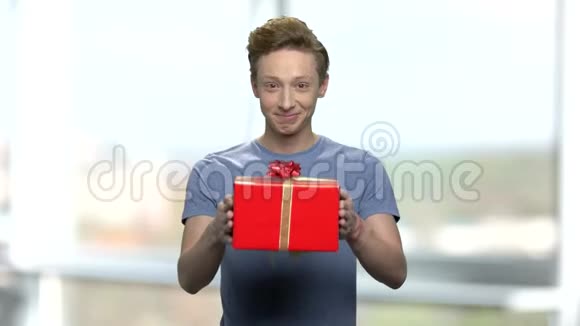 帅哥送礼物盒视频的预览图