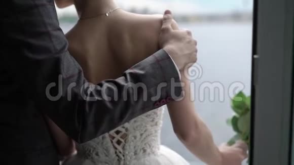 新郎新娘拥抱视频的预览图