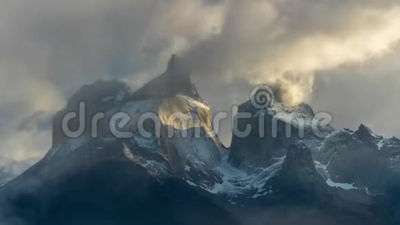 日出时在托雷斯德尔潘恩国家公园观看托雷斯山脉智利方面巴塔哥尼亚的秋天视频的预览图