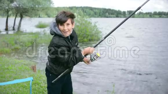 孩子们在钓鱼在湖边休息视频的预览图