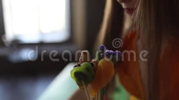 年轻女子花店做水果花束视频的预览图