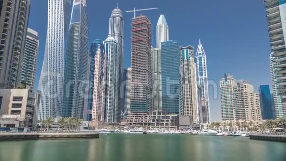 现代化摩天大楼和迪拜游艇的全景阿联酋码头视频的预览图