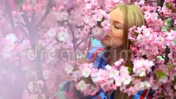 盛开的花朵中的女人视频的预览图