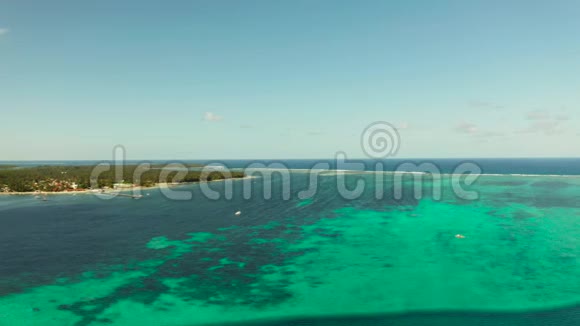 带有热带岛屿和绿松石水的海景视频的预览图