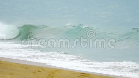 强大的波浪沿着海岸断裂视频的预览图