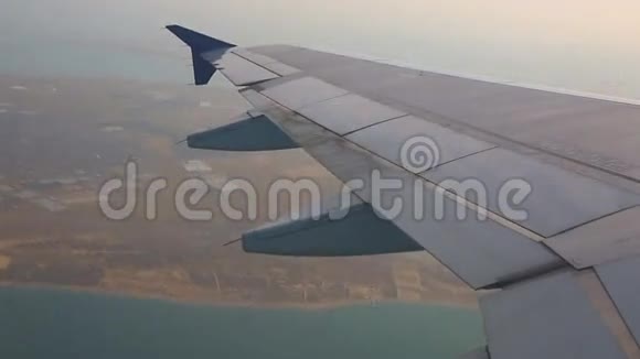 飞机在着陆飞机上飞行视频的预览图