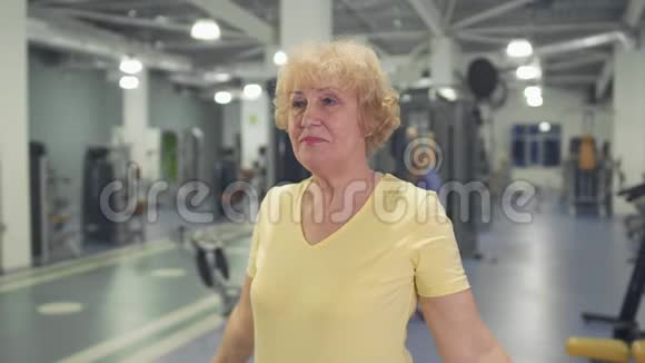 老年妇女在健身房锻炼身体视频的预览图