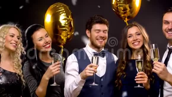 派对上戴香槟杯的快乐朋友视频的预览图