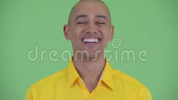 一脸快乐英俊的秃头商人微笑视频的预览图
