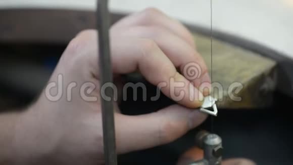 金匠的宏观切割和归档钢做一个戒指概念银风格生产视频的预览图