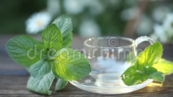桌上漂亮的玻璃碗里有美味的绿茶视频的预览图