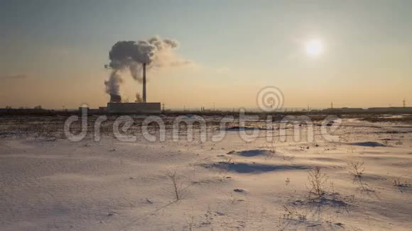 太阳落山的冬季傍晚蒸汽热电联产厂的云团视频的预览图
