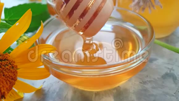 新鲜蜂蜜金盏花甜品茶点健康美味视频的预览图