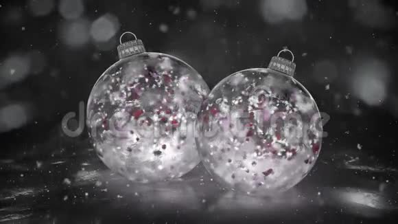 两个圣诞白色冰玻片雪花五颜六色的花瓣背景环视频的预览图