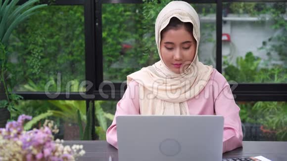 亚洲商界女性在她的家庭办公室工作文件财务和计算器在家享受时光视频的预览图