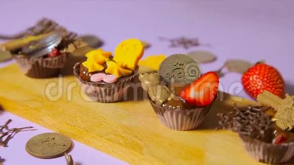 巧克力馅饼的装饰视频的预览图
