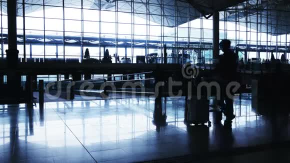机场旅客剪影视频的预览图