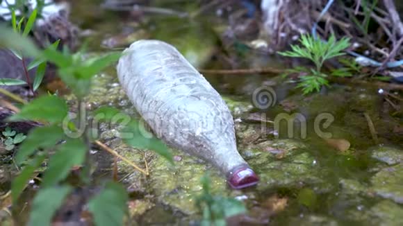 塑料污染塑料瓶和废水视频的预览图