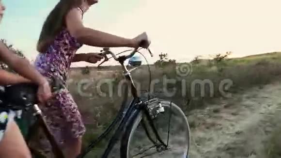 妈妈带着女儿和自行车视频的预览图