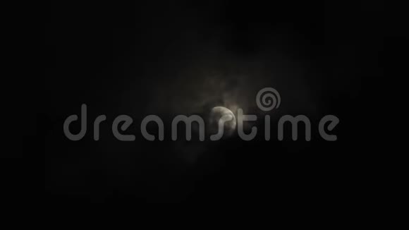 夜空中有云的月亮秋天的夜晚多云天气神秘的夜空与月亮可怕的夜晚和神秘博士视频的预览图
