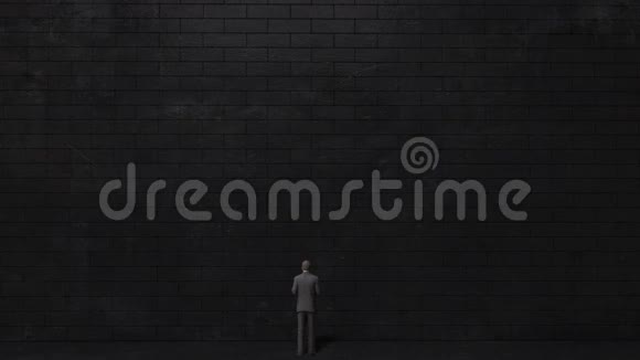 墙倒塌造成一个洞商人站在高路上灰色背景视频的预览图