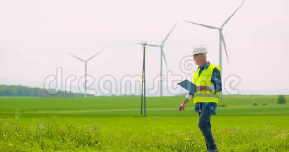 风力涡轮检查更新能源概念视频的预览图