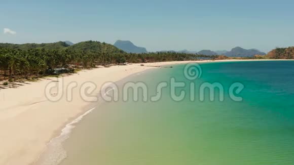 热带海滩有白沙和绿松石泻湖视频的预览图