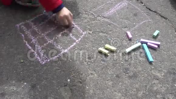 婴儿用彩色粉笔画在人行道上视频的预览图