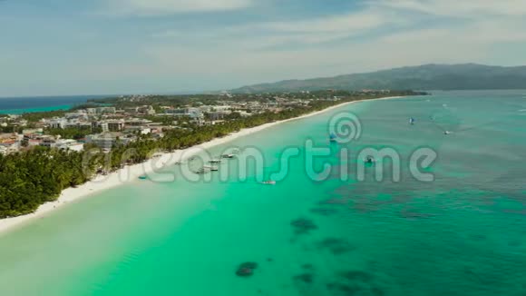 菲律宾长滩岛从上面可以看到大岛上的建筑和酒店视频的预览图