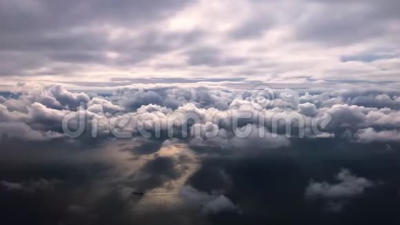 商业飞机窗户上的云视频的预览图