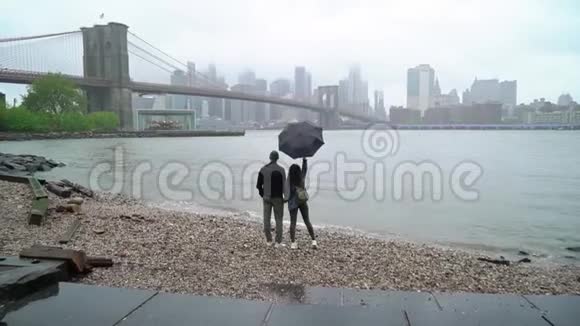 年轻夫妇在纽约散步视频的预览图