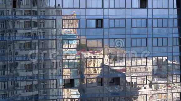 城市在现代建筑窗户中的倒影视频的预览图