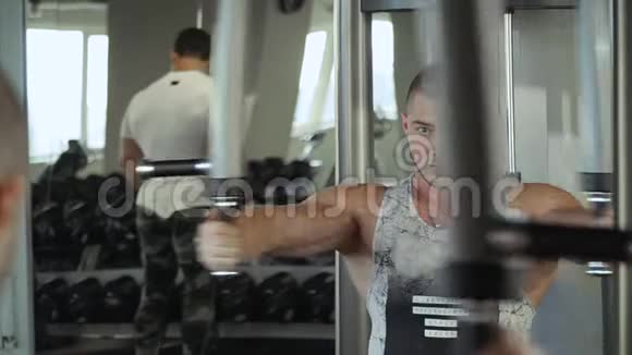 帅哥在健身房工作视频的预览图