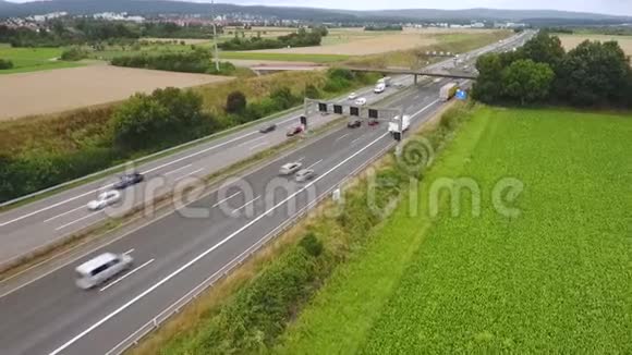 高速公路上的空中交通无人机镜头视频的预览图