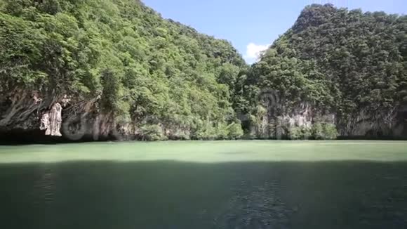 船在泻湖里用蓝水游泳视频的预览图