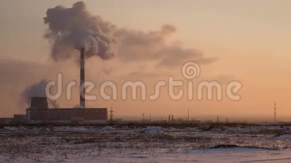 太阳落山的冬季傍晚蒸汽热电联产厂的云团视频的预览图