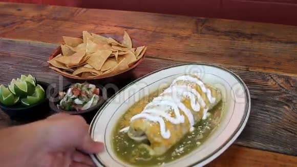湿墨西哥卷饼和萨尔萨绿色萨尔萨视频的预览图
