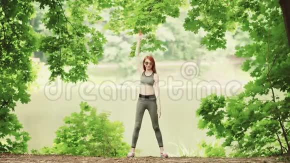 年轻女性做瑜伽运动站立视频的预览图