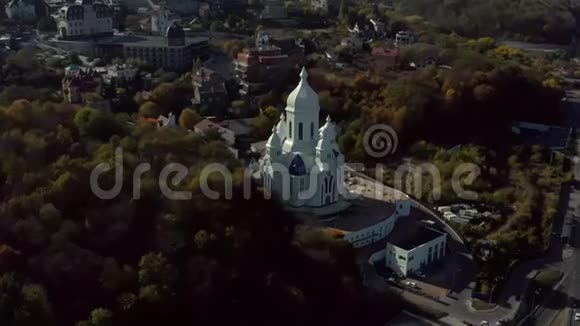 带房屋和教堂的阳光城市景观视频的预览图