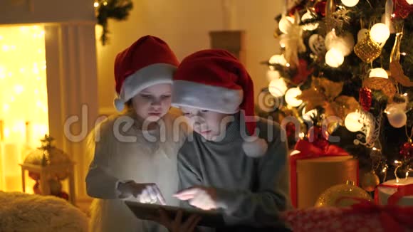 在圣诞树附近兴奋的孩子们视频的预览图