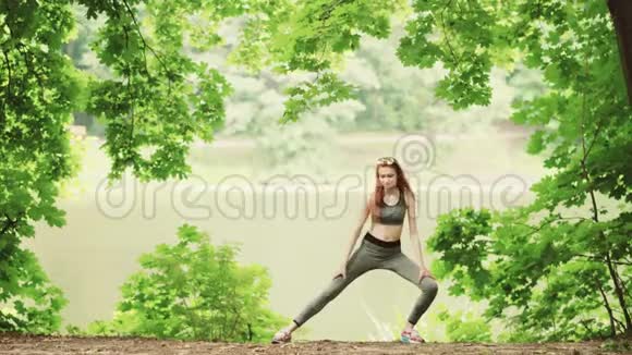 年轻女性做瑜伽运动站立视频的预览图