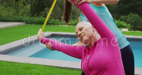 在花园里锻炼的高级妇女视频的预览图