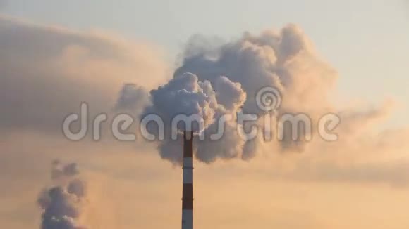 太阳落山的冬季傍晚蒸汽热电联产厂的云团视频的预览图